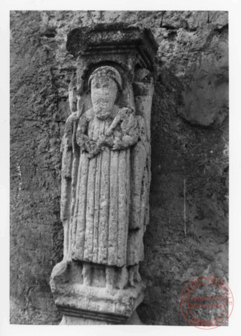 Calvaire 24 rue Saint-Jacques à Sentzich (commune de Cattenom). Stèle à 3 faces, à droite Saint Jacques, devant Saint Mathias et à gauche Saint-Nicolas.