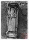 Calvaire 24 rue Saint-Jacques à Sentzich (commune de Cattenom). Stèle à 3 faces, à droite Saint Jacques, devant Saint Mathias et à gauche Saint-Nicolas.