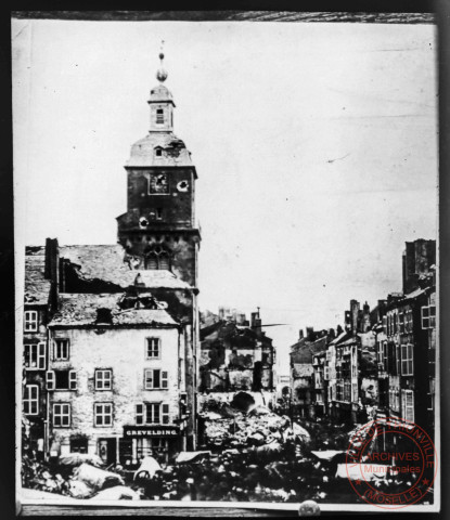 [La place du Marché et le Beffroi, après les bombardements de 1870]