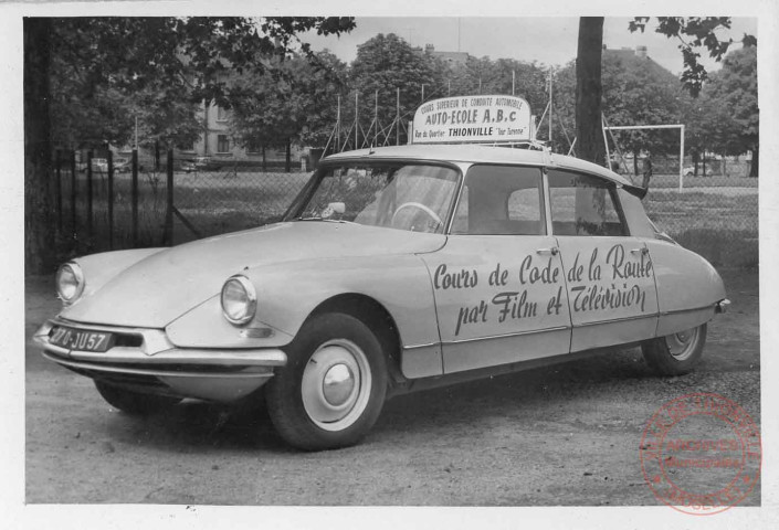 [Voiture de l'auto-école A.B.C qui se trouvait rue du Quartier "Tour Turenne"]