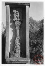 Bildstock situé dans le village de Roussy-le-Bourg (commune de Roussy-le-Village). Croix monumentale de Sainte-Walburge. Christ en croix ; Vierge ; saint Jean ; sainte Walburge ; tête : ange ; crâne ; os ; feuillage