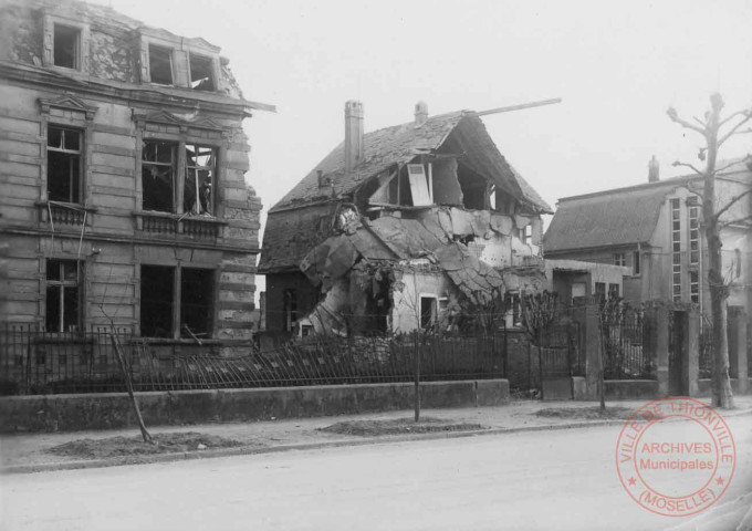 Guerre 1939-1945. Groupe de maisons aux environs de la rue du Château d'Eau après les bombardements