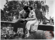 "Les célibataires" - Paris en 1950 - Couple s'embrassant