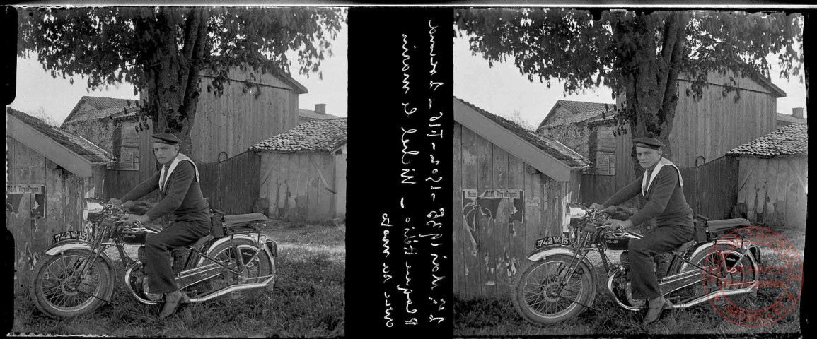 Michel le marin avec sa moto, le 1er mai 1935