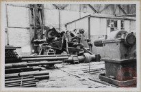 Halle 13. Dresseuse à gros ronds, incomplète, non montée, pièces en vrac.