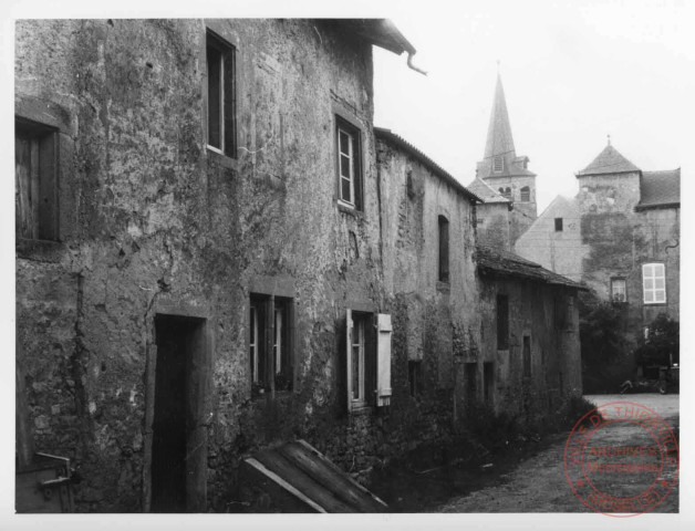 Maisons situées sur l'ilot détruit entre la rue des Tulipes et la rue Saint-Etienne à Cattenom. Au fond le 2 place Saint-Vincent puis le clocher de l'église Saint-Martin