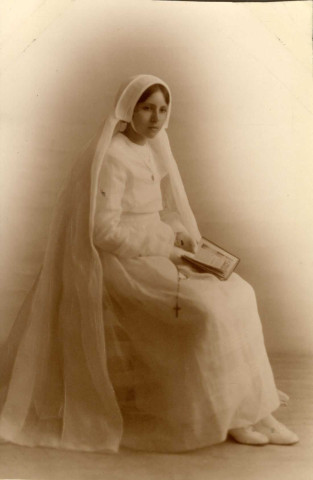 [Photographie de jeunes filles en communiantes]