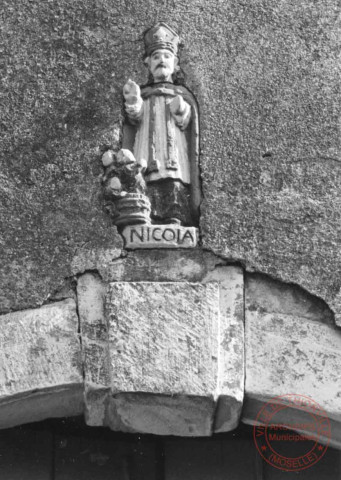 Statuette de Saint-Nicolas située au-dessus d'une porte de grange à Gandrange