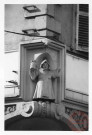 8 rue Neuve à Thionville. On peut voir la statue du moine "Münchner Kindl" (ancienne brasserie) au-dessus de l'entrée