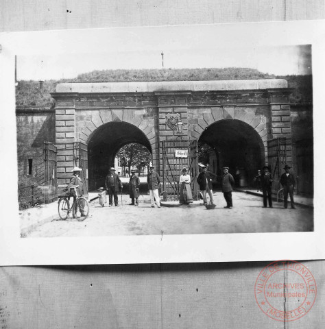 Porte de Metz à Thionville en 1900 - Reproduction d'une photo de Engel