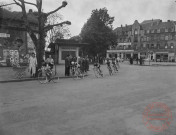 [Course cycliste au niveau de la gare routière, place du Luxembourg. Au fond le magasin de meubles Lucien Jacob, un coiffeur]