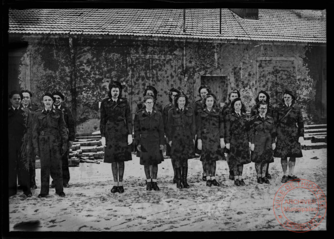 Foire exposition de 1948 - Militaires en rang et service de santé des armées devant le service des eaux