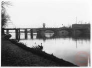 Le pont de 1846 et détruit en 1940 et le pont provisoire