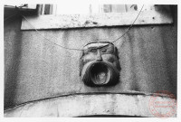6 Impasse des Augustins à Thionville. Une sculpture en forme de tête est présente sur la façade, avec un levier cela permettait de descendre les tonneaux ou autres à la cave