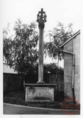 Calvaire daté 1820, situé à l'entrée du cimetière de Cattenom, 2 rue de la Fontaine