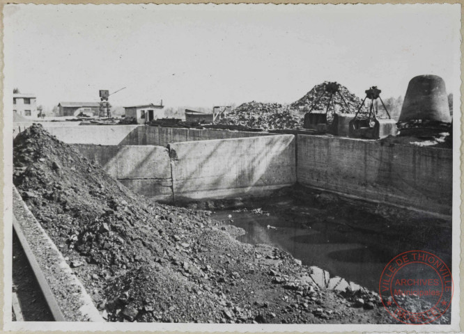 Fosses à charbon, affaissement du mur transversal de la fosse à charbon n°3. Dans le coin du fond on aperçoit un détachement net du mur transversal et du mur de soutènement longitudinal