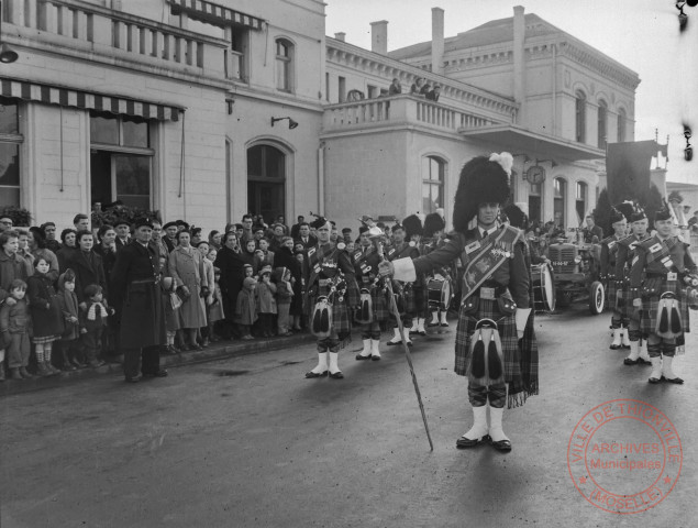 [Saint-Nicolas, défilé, fanfare écossaise]