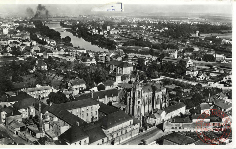 Thionville. La métropole du fer. Vue aérienne, au premier plan l'hôpital civil puis l'église de Beauregard.