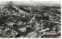 Thionville. La métropole du fer. Vue aérienne, au premier plan l'hôpital civil puis l'église de Beauregard.