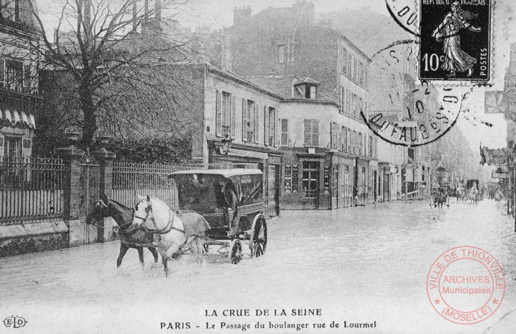 Cartes d'Autrefois (1890-1920) - Evénements et curiosités - Paris - La crue de la Seine - Le passage du boulanger rue de Lormel