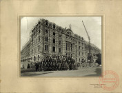 [Photographie d'ouvriers posant devant le lycée Charlemagne en travaux dans les années 1920]