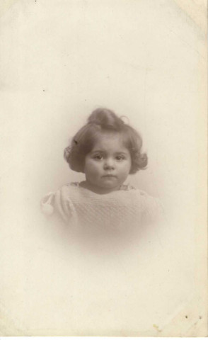 [Photographie de la petite Mady Martha fille d'Yvonne Hourte épouse de Léon Martha]