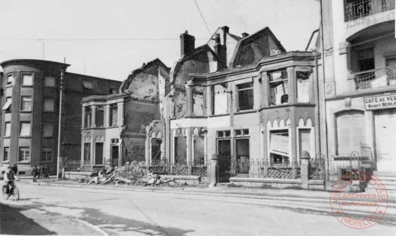 Guerre 1939-1945. Groupe de maisons entre rue des Grains et rue de la Scierie après les bombardements