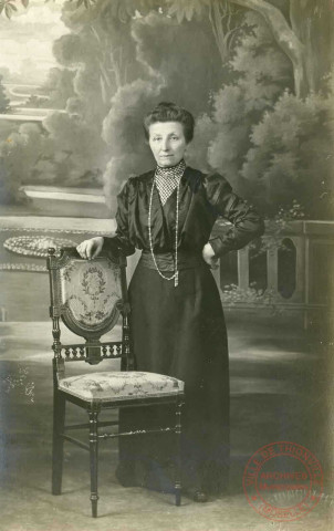 Portrait d'une femme accoudée à une chaise