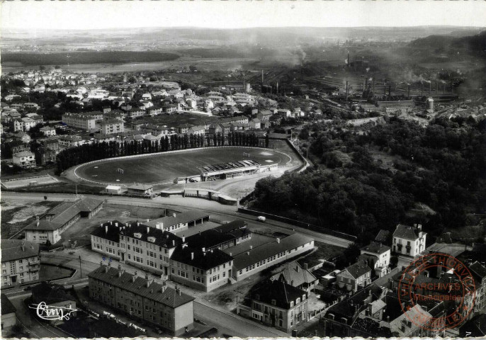 LONGWY-HAUT (Meurthe et Moselle) - Le Groupe Scolaire, le Parc des Sports - Vue générale