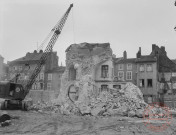 [Démolition de la caserne Turenne, en arrière plan la rue du Quartier et à gauche le café "Au bon accueil"]