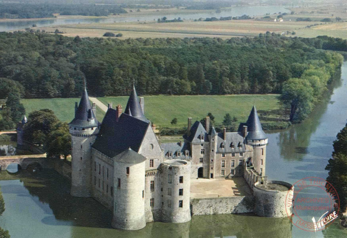 Les merveilles du Val de Loire - Sully-sur-Loire (Loiret) - Le château du XIVe siècle - Vue aérienne : "Pilote et opérateur R. Henrard"