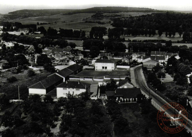 En avion au-dessus de... Marbache (Meurthe-et-Moselle.) Le nouveau groupe scolaire et la chapelle de Notre-Dame des pauvres