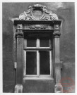Cour intérieure du tribunal, fenêtre (détail "œil de la providence" surmonté d'une couronne) - Thionville