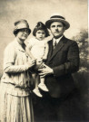 [Photographie de Yvonne et Léon Martha avec leur fille Mady]