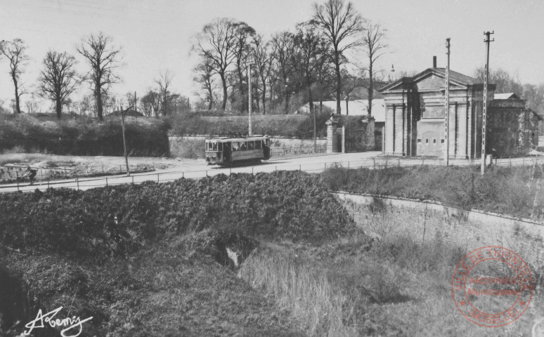 [La porte de Sarrelouis et le tramway]