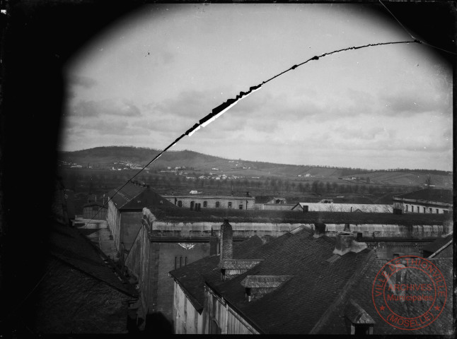 [Les casernes Turenne et la côte de Guentrange vues de la maison Marold (angle rue Brûlée et rue du Vieux Collège)]