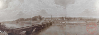 [L'entrée de la ville prise depuis la rive droite, on aperçoit le pont de la Moselle, l'église Saint-Maximin, la porte du Pont, le bureau d'octroi, les lavandières, l'Hôtel de Ville et les remparts]