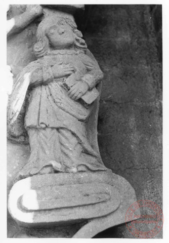 Bildstock situé dans le village de Roussy-le-Bourg (commune de Roussy-le-Village). Croix monumentale de Sainte-Walburge. Christ en croix ; Vierge ; saint Jean ; sainte Walburge ; tête : ange ; crâne ; os ; feuillage