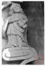 Bildstock situé dans le village de Roussy-le-Bourg (commune de Roussy-le-Village). Croix monumentale de Sainte-Walburge. Christ en croix ; Vierge ; saint Jean ; sainte Walburge ; tête : ange ; crâne ; os ; feuillage