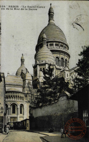 PARIS - Le Sacré-Coeur vu de la Rue de la Barre