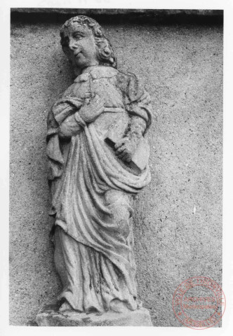Statuette de Saint-Jean fixée au mur de l'église paroissiale Saint-Rémy de Puttelange-lès-Thionville