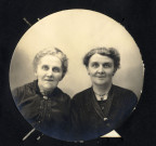 [Photographie de Louise Martha avec sa mère dans les années 1930]