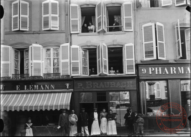 [Place du Marché, boucherie E. Lémann, boucherie P. Braubach et pharmacie Winsback]