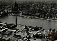 Köln am Rhein. Blick auf den Rhein, Tanzbrunnen und Dom, Fliegeraufnahme