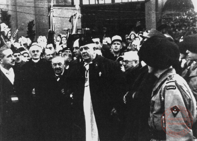 Le maire de Thionville Henri Léonard et monseigneur Joseph Heintz devant la mairie provisoire (aujourd'hui le lycée Hélène Boucher), le 16 décembre 1944