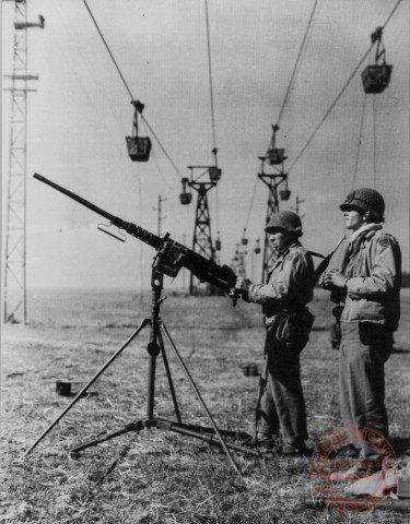 Mitrailleuse de 50 en position de tir contre les avions sur le plateau d'Aumetz, en septembre 1944