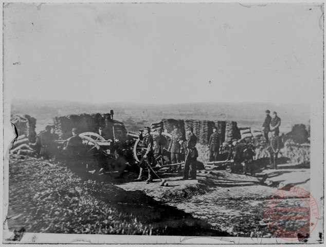 [Artillerie française en position et capitaine observant aux jumelles]