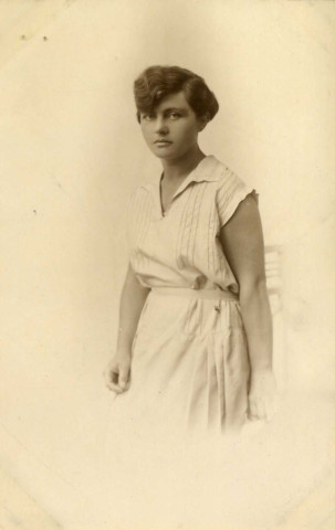 [Photographie d'une jeune femme]
