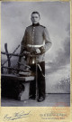 [Portrait d'un soldat allemand en pied du 8e Regt d'Artillerie en studio avec sabre au début du 20e siècle]