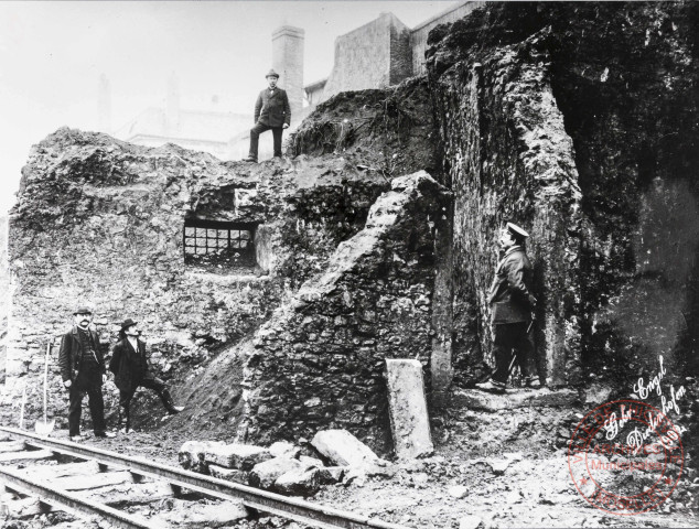 [Démolition des remparts de la ville en 1902]